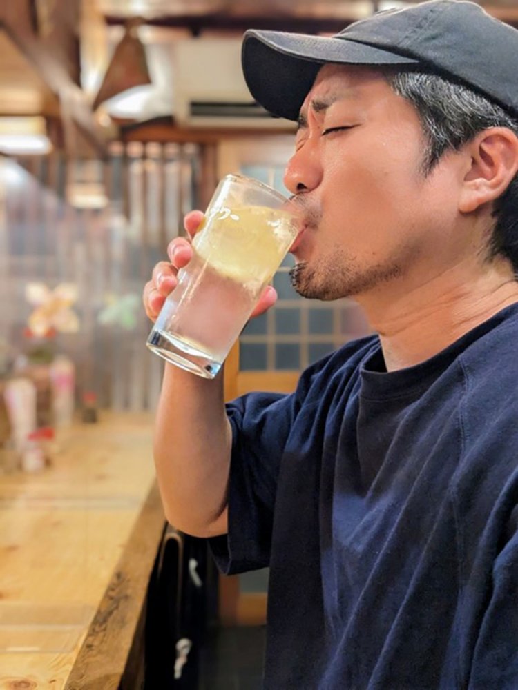 酎ハイを飲む筆者。