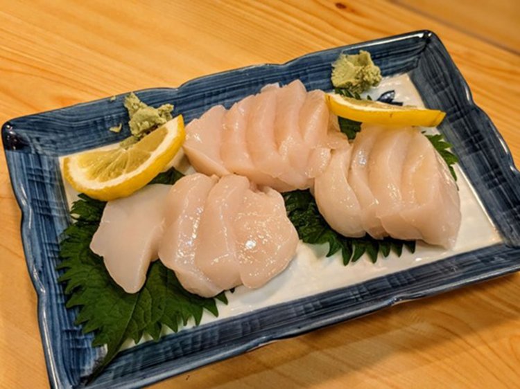 ホタテ刺身700円。