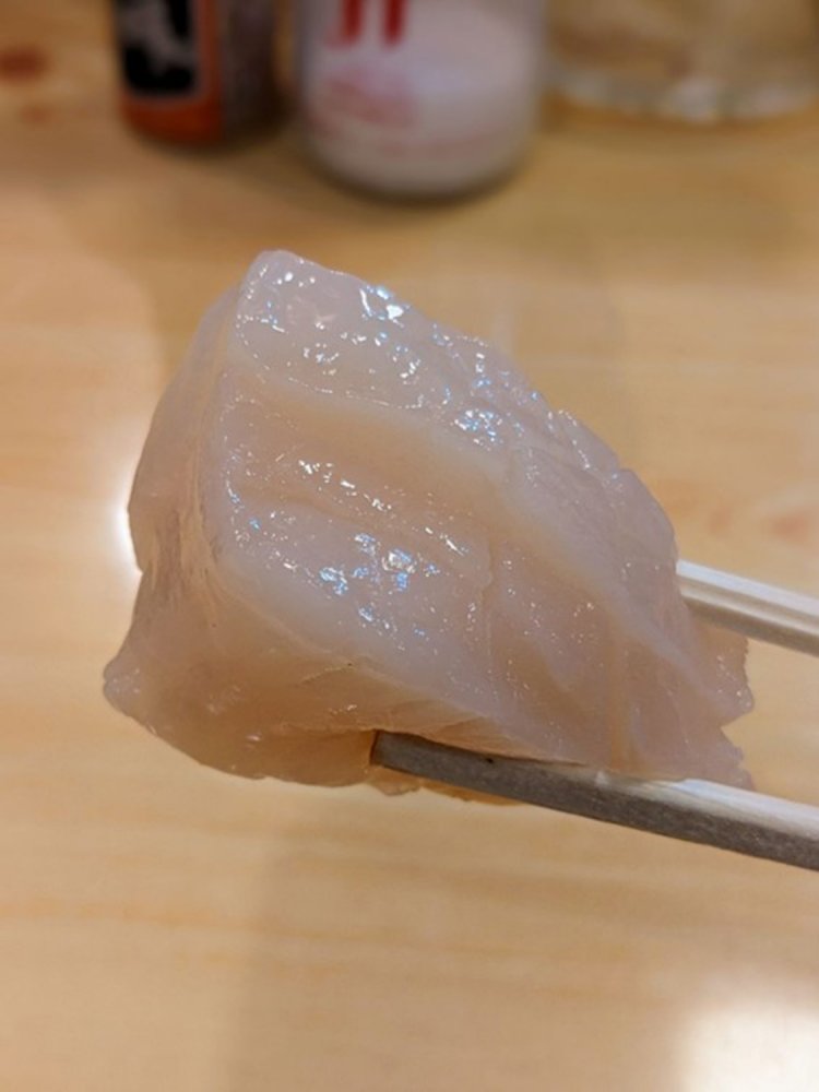 肉厚なホタテ刺身。