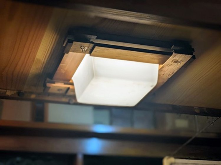 カウンターのレトロ照明。