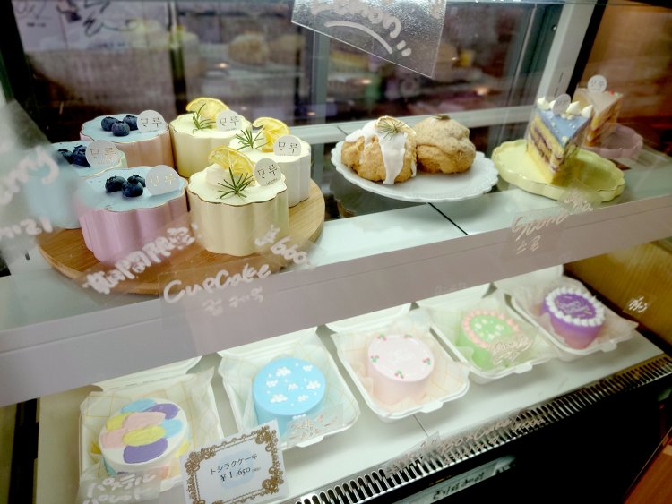 ショーケースに並ぶカラフルなトシラクケーキ。