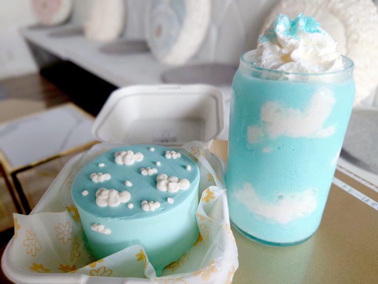 スカイブルーに雲をあしらったトシラクケーキ1650円とクルムスムージー690円。