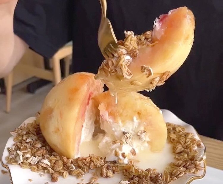 韓国カフェで大人気のグリークもも1800円は夏季限定メニュー。