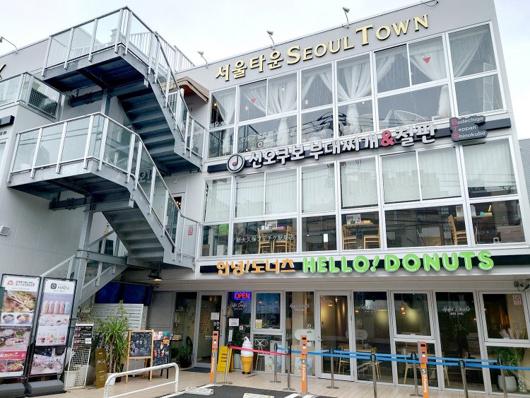 新大久駅から徒歩2分、ソウルタウン3階。1階のドーナツ専門店の横に階段がある。
