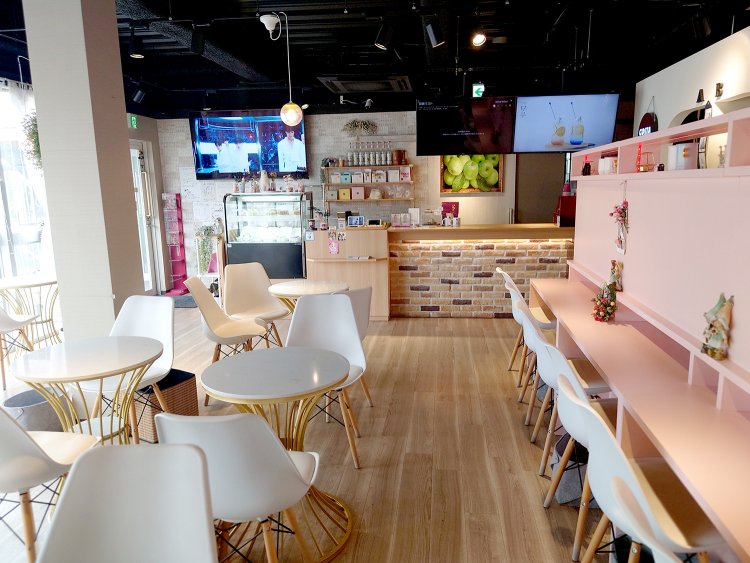 入り口を入ってすぐに注文カウンター。ピンクのカウンターテーブル裏に撮影ルームがある。