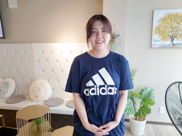 多彩な松井麗さんは店内のPOPも担当している。