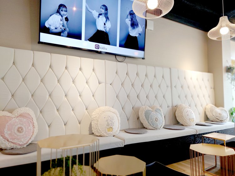 ハートのクッションも韓国雑貨。モニターに流れるセルフ写真の撮影風景を見ながらポーズの参考に。