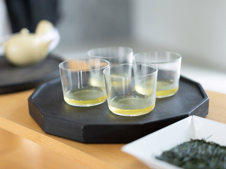 2023年の初取引で和田さんが最高額の1キロ120万円で落札したお茶「高嶺の香」。