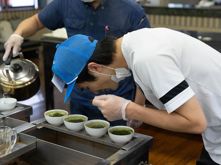 「完璧に仕上がった素晴らしい荒茶も魅力的ですが、ダイヤの原石のような素材を磨くことでポテンシャルを引き出し、いいお茶に仕上げることも製茶問屋の醍醐味です」