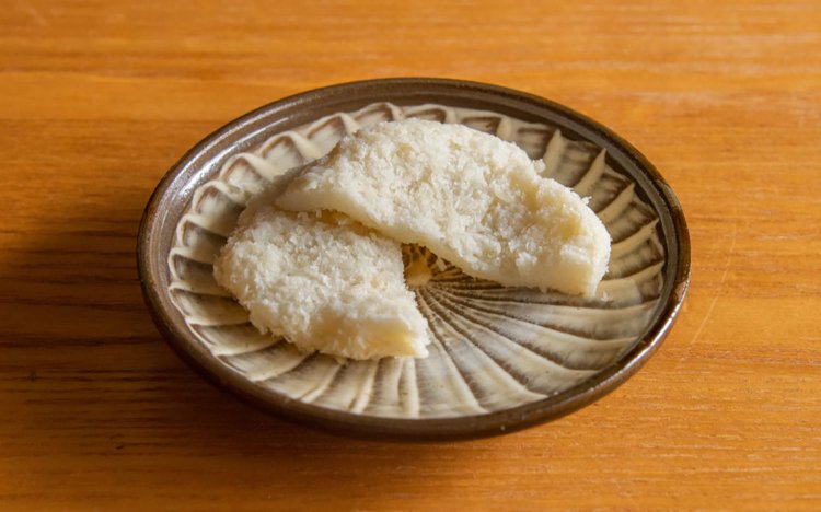 南千住6丁目の「手打ちそば処 いし井」のにくまん。