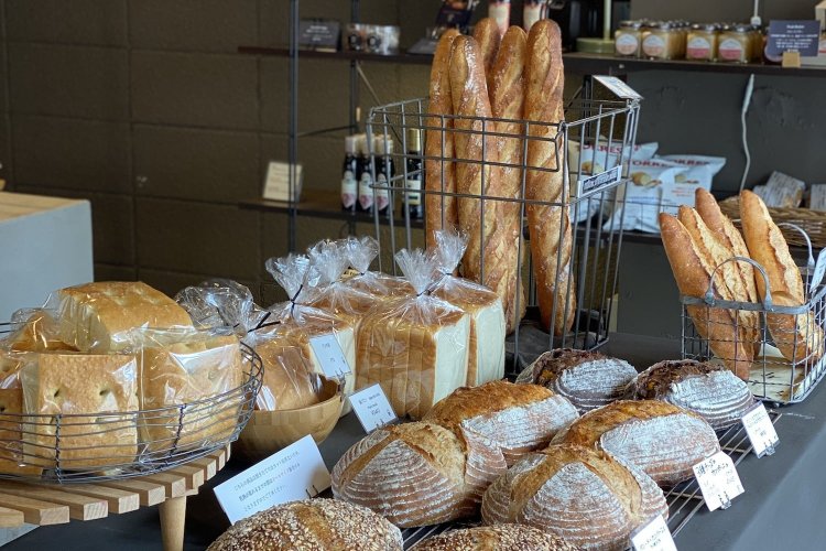 カフェ併設なので、イートインでもテイクアウトでもパンを楽しめる。
