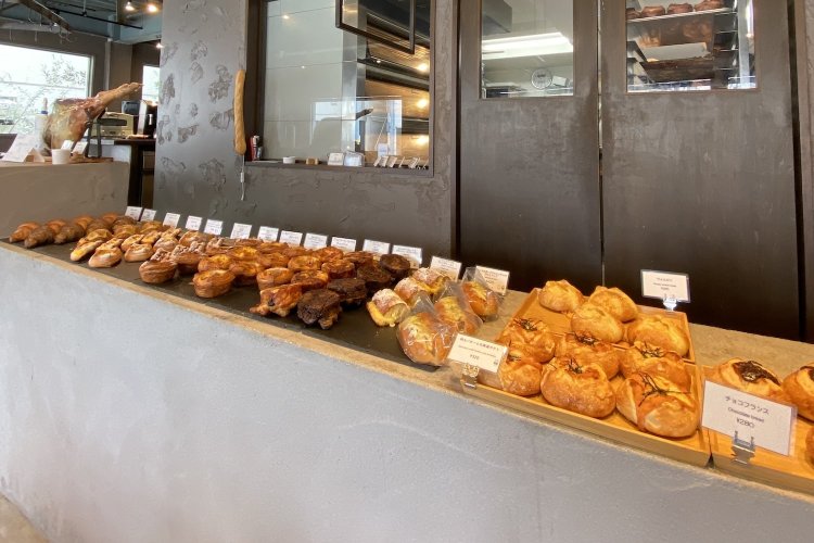 食パンやフランスパン、デニッシュや惣菜パンなど、豊富なラインナップのパンがずらりと並ぶ。