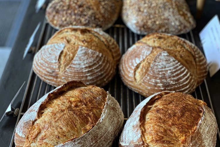 リュスティックセレアル ハーフ 450円をはじめ、ハードパンの種類も豊富。