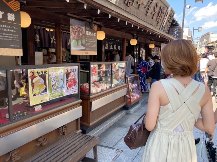 美味しそうなものもたくさんある。草団子は柴又名物だ。