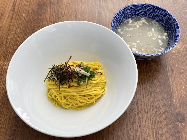 鮮やかな色合いの貝塩オレンジそば850円。