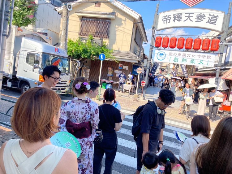 夏の日差しで帝釈天参道の先のセット感がすごい。映画の中に入っていくみたいだ。