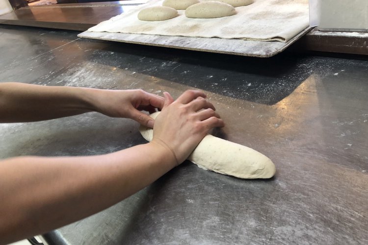 リスドォルという粉を低温熟成発酵させて作るフランスパン。