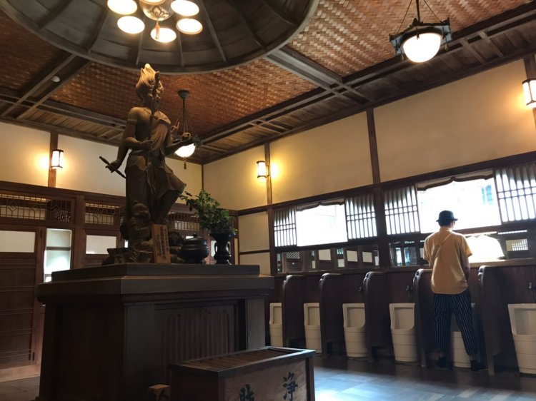 迫力の仏像に見守られる緊張のトイレ。