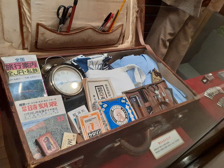 寅さんのトランクには携帯用の髭剃り、櫛、ピンセット、爪切り、ハサミ、耳かきなどの衛生用品が常備。ダンディで旅慣れてて、さすがだねっ。(『葛飾柴又寅さん記念館』にて)