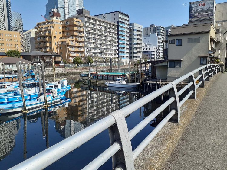 上京した風子が転がり込んだのは北品川の船溜まり(品川浦)にあるトニーの部屋。当時とあまり変わらない風情がうれしい。