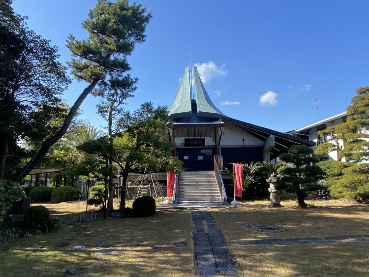 前田城跡にある速念寺は儂の兜を模しておる。
