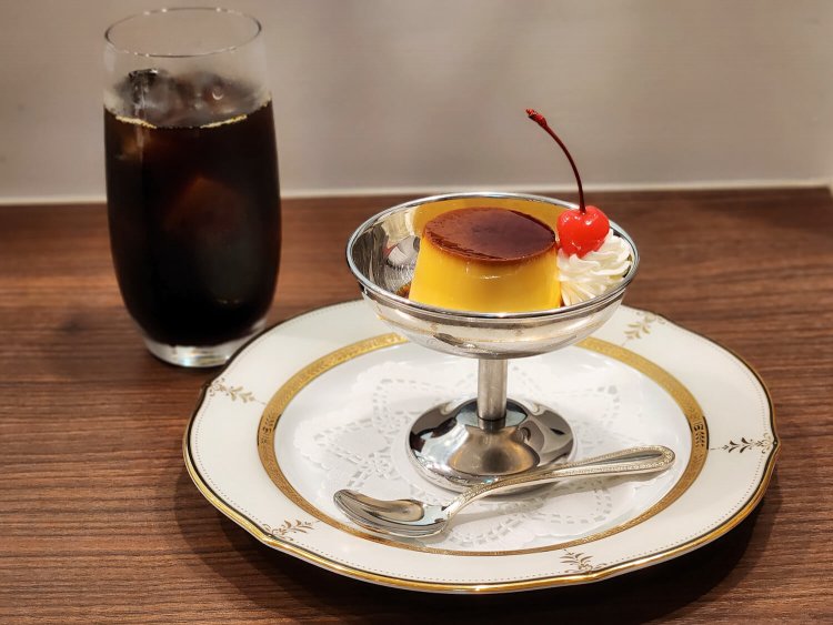 アイスコーヒー660円、カスタードプリン715円 ※提供時間：終日(ランチタイム、ディナータイムは食事とのセットのみ)。