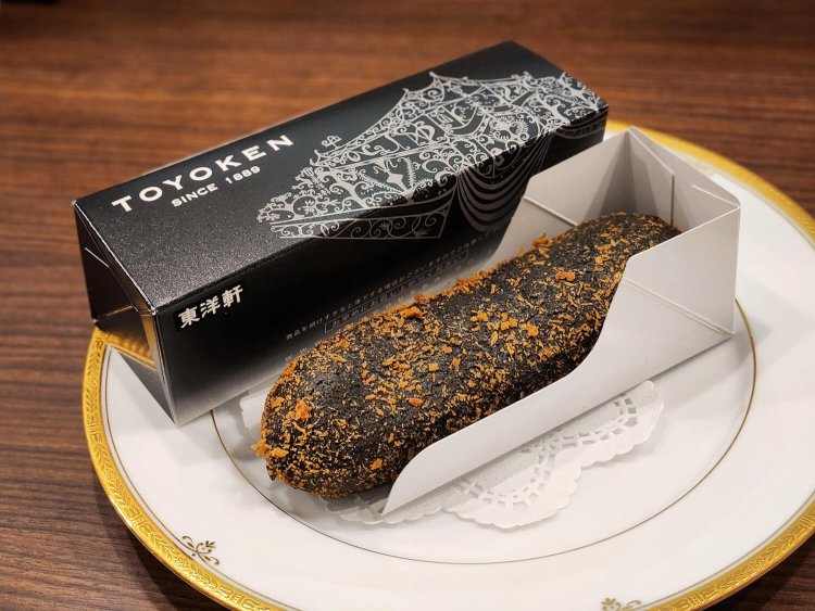 ブラックカレーパン。セット990円、単品550円。※提供時間：モーニング、ティータイム（テイクアウトは終日可能 540円）。