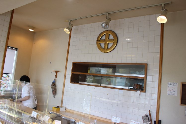 店内にある『丸十』のマーク。