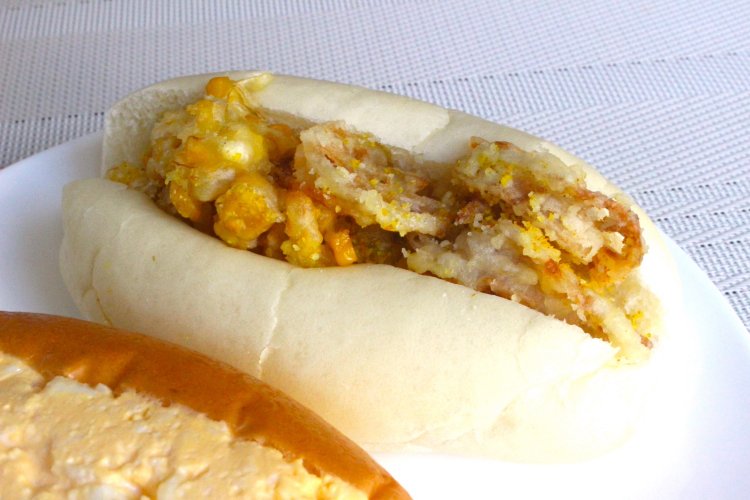 とうもろこしとれんこんのかき揚げサンド250円。意外なカレー風味が抜群。