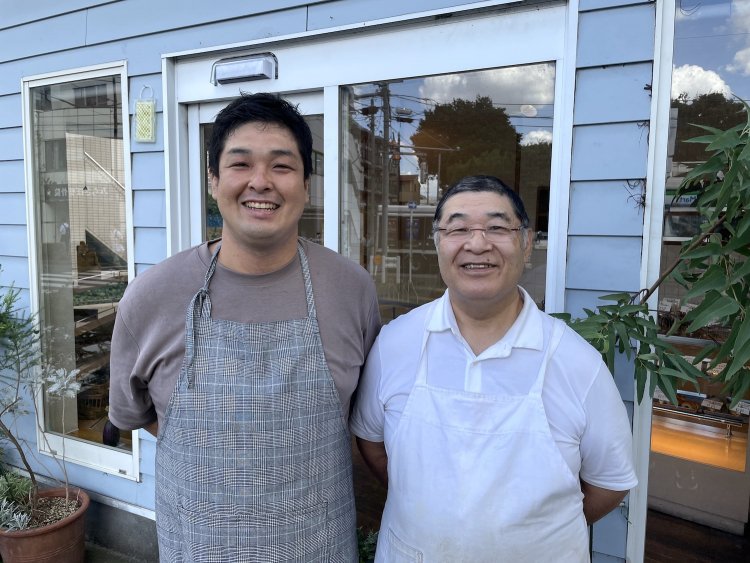 左は4代目の小松悠さん。右が父で3代目の和久さん。