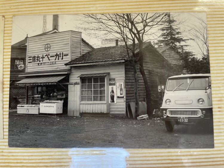 1960年頃の店舗。のどかな雰囲気だ。（写真＝三鷹丸十ベーカリー）