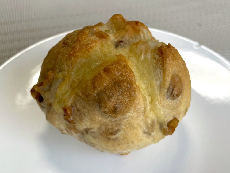くるみパン190円。米麹使用の生地は優しい風味がある。
