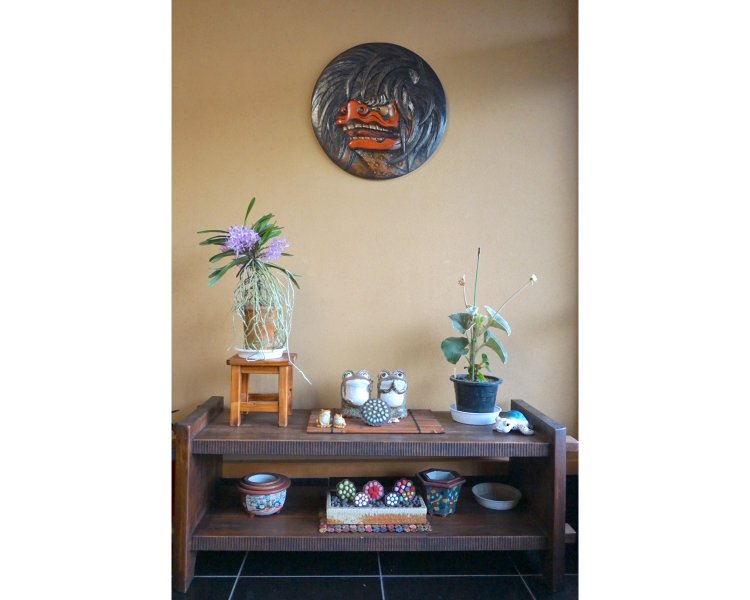 玄関では、枯れたあとの蓮の種を活かしてご住職の奥様が作られた作品が優しく迎えてくれる。