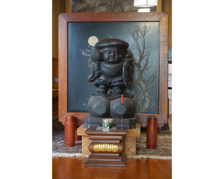 玄関には、日蓮宗のお寺の玄関でよく祀られている大黒天の姿が。
