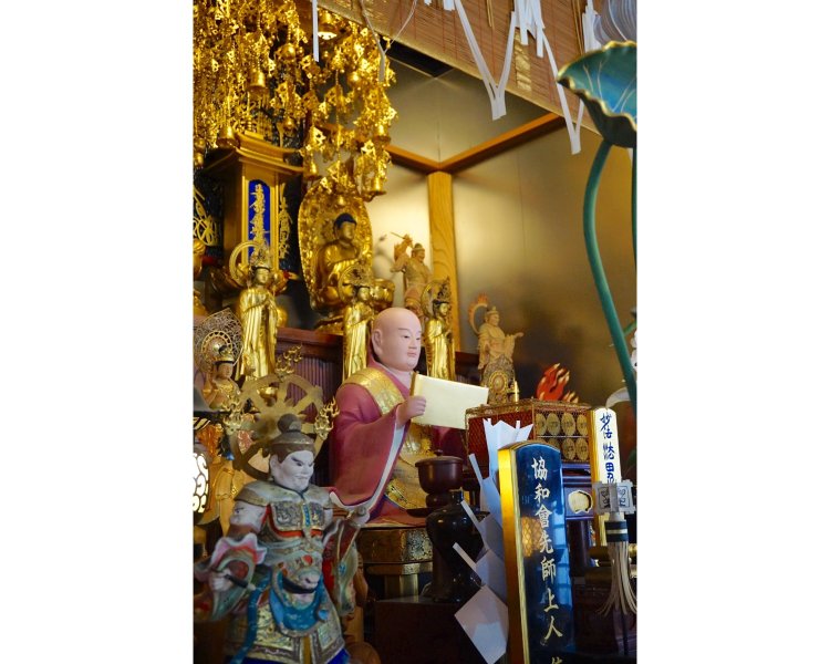 南無妙法蓮華経のお題目の周りを、日蓮聖人や諸仏が彩っている。