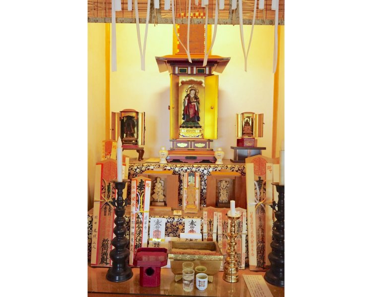 鬼子母神（きしもじん）像。日蓮宗の祈祷で本尊として大切に扱われるという。左の像は、日蓮宗独特の鬼形（きぎょう）の鬼子母神。