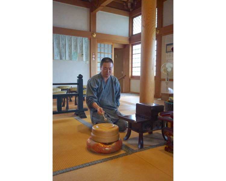 木魚の「ポク、ポク、ポク」というリズムに対し、「タン、タン、タタタン」というような、変化に富んだリズム。お聞きしたときは木魚の方は1秒に２拍くらい、木柾は1秒4拍くらいのテンポだった。