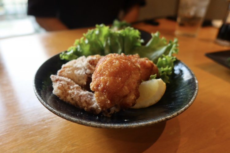 鶏の唐揚げ 748円。