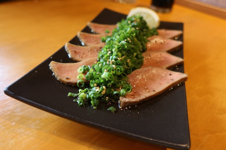 牛タンたたきは人数やお腹の空き具合によって枚数を調整するとのことで、価格はASK。