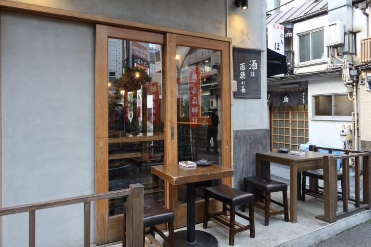 ひっそりとした路地に並ぶテラス席もいい雰囲気。