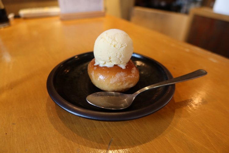 ミニ焼あんぱんバニラのっけ330円。焼いてある生地のサクサクがおいしい。