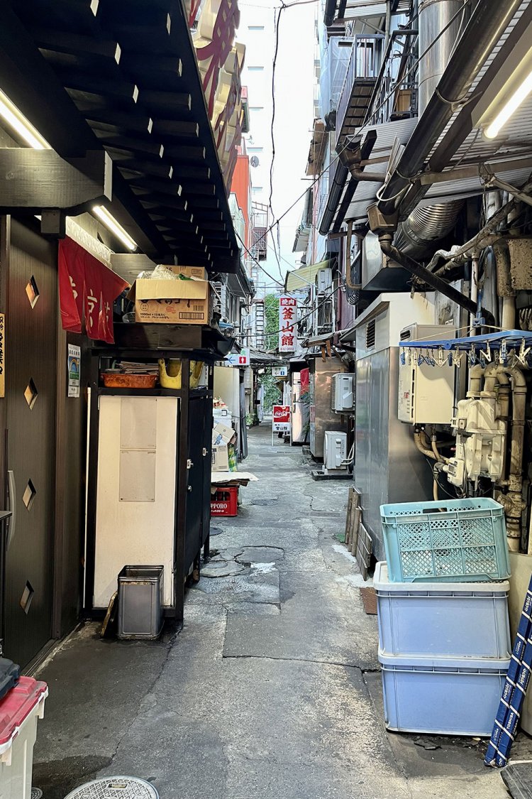 東上野コリアンタウンの裏道。