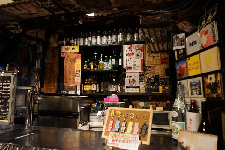 大ヒットしたアニメ「ぼっち・ざ・ろっく」ではステージだけでなく、このバーカウンターも描かれていて『SHELTER』ファンも歓喜した。