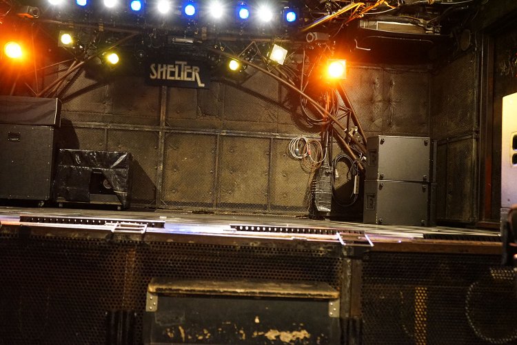 『SHELTER』のステージはけっこう高い。このステージに上がることが、下北沢の若者にとっては目標であり、一つのステップとなっている。
