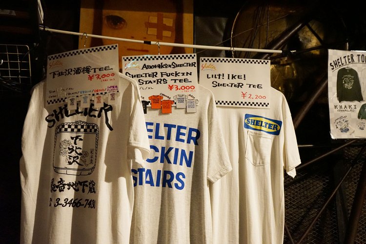 今もTシャツを買ってくれる人は多いし、オリジナルキーホルダーも人気。気軽に手に取れるセンスの良さも『SHELTER』らしい。