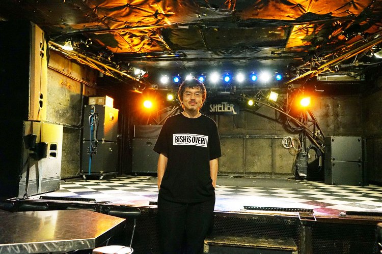 BiSHとのコラボレーションTシャツを着る義村さん。アーティストとの関係こそライブハウスの宝だと感じさせられる。