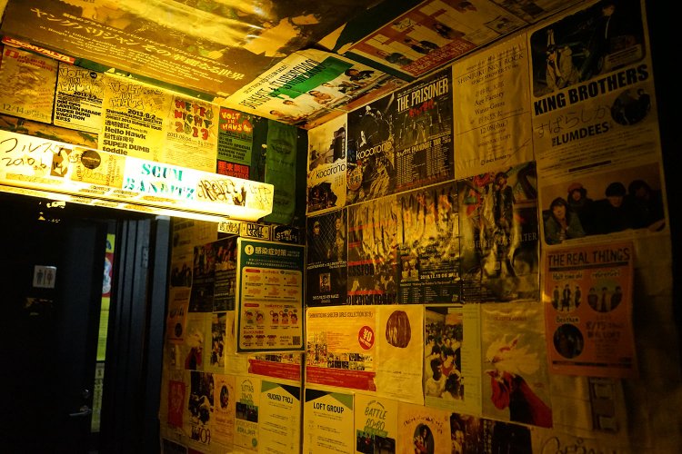 ミュージシャンとの距離が近いハコでもある。店内には至るところにアーティストのフライヤーやステッカーが貼られる。昔ながらのライブハウスの雰囲気も存分に味わえる。