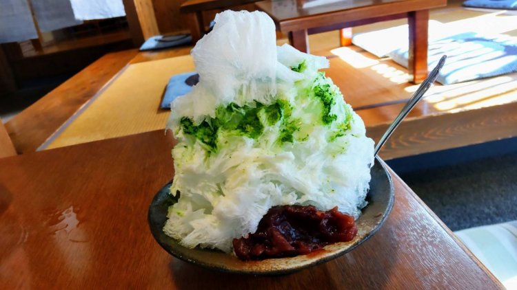 ふわふわに削られた氷が山盛りに。