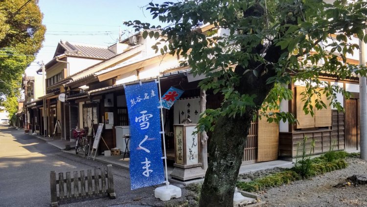 涼しげなお店ののぼりに吸い寄せられます。