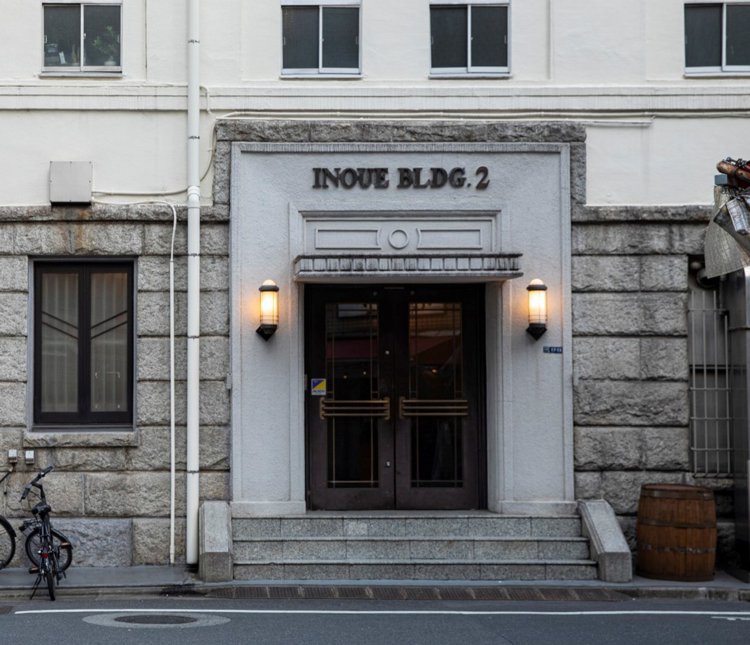 雰囲気に寄り添うよう造り直した玄関に、建物への思いを感じる。